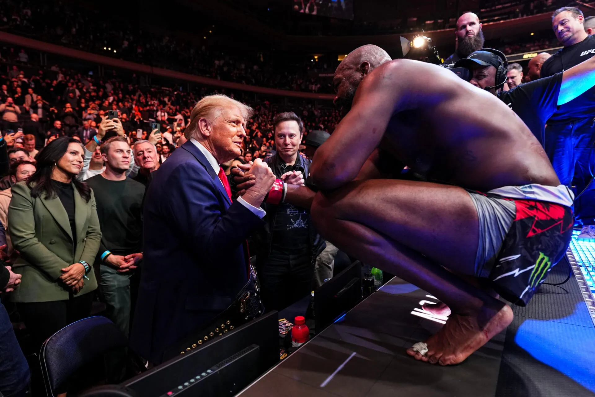 "Ini terlihat buruk!"…Legenda UFC mengecam Jon Jones karena menggoda comeback di Gedung Putih setelah pensiun mendadak