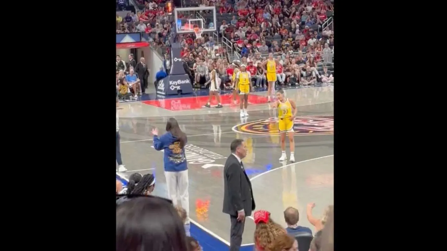 Kelsey Plum Tampaknya Mencoba Membuat Caitlin Clark Mendapatkan Technical Foul Saat Fever-Sparks