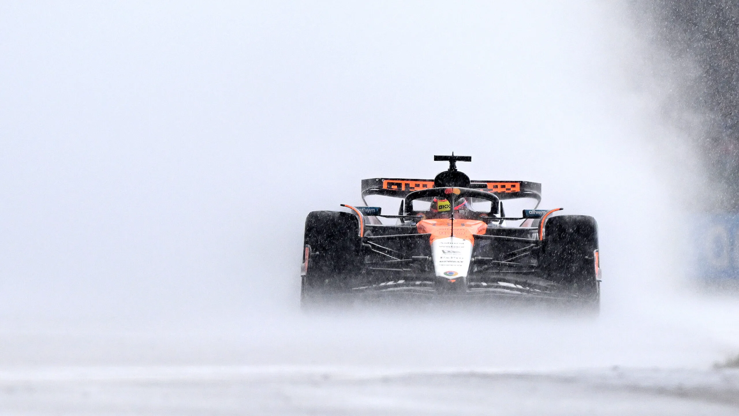F1 di Inggris: Cuaca musim panas Inggris yang buruk sama dengan balapan yang menghibur
